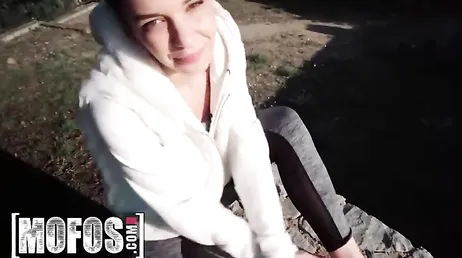 Russe vicieuse baisée pour de l'argent dans un point de vue de la ville
