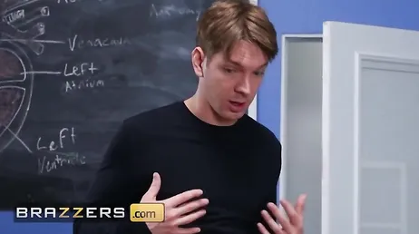 A professora de ginástica esguicha quando sua bunda está fodida
