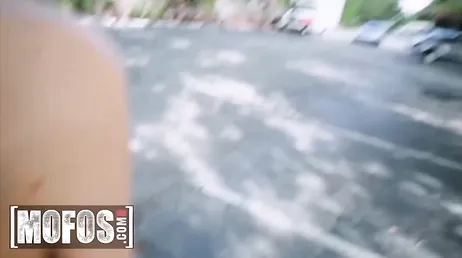 Le doigt dans le cul c'est cool, mais quand tu mets ta bite en moi ?
