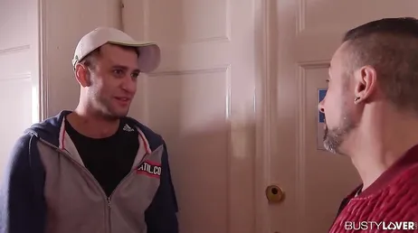 Så glad sekreteraren ser ut med två kukar för sig själv