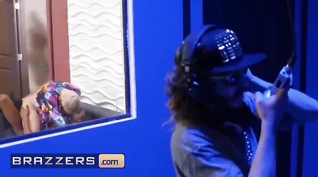 Enquanto o marido canta, o técnico de som fode a esposa
