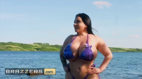 Korina Kova har två bröst som ser ut som två jävla ballonger!