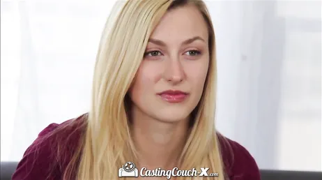 Sie erscheint zu einem Pornocasting und zeigt ihre Cameltoe-Muschi: großartig!