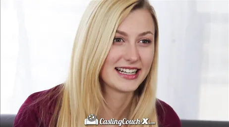 Sie erscheint zu einem Pornocasting und zeigt ihre Cameltoe-Muschi: großartig!