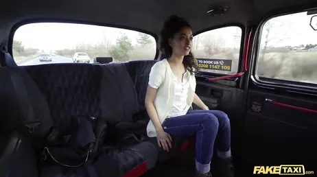 Une salope mince se fait baiser le cul et la chatte dans un taxi