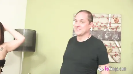 Divorciado de quarenta e poucos anos curtindo seu novo amigo de foda de vinte anos