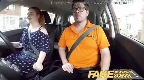 Autorijden lijkt niet te weten hoe, maar de lul van de leraar zuigen, ja
