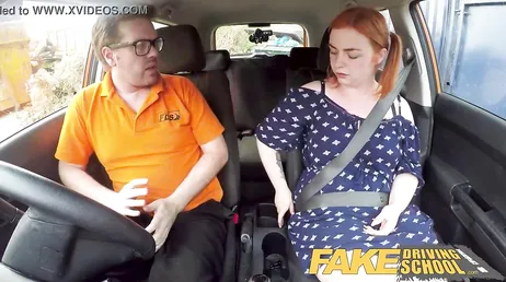 Autorijden lijkt niet te weten hoe, maar de lul van de leraar zuigen, ja