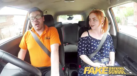 Autorijden lijkt niet te weten hoe, maar de lul van de leraar zuigen, ja