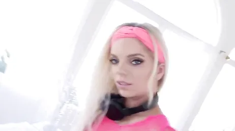 Den blonda Trisha Parks slutar med ett ansikte fullt av sperma efter avsugningen