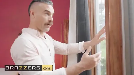 Depuis la fenêtre, je réchauffe le voisin, il est sûr de baiser