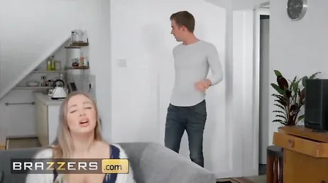 Ze wachtten niet eens tot de stiefmoeder weg was voordat ze begonnen met neuken