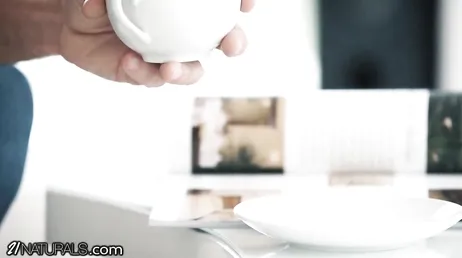 Si gode appieno il culo stretto della sua nuova fidanzata