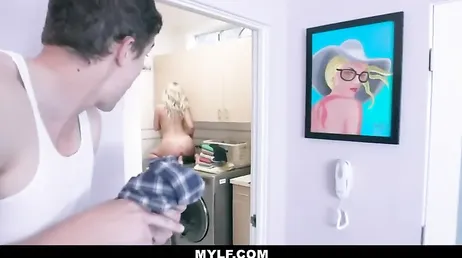 Men vad gör min styvmor och onanerar ovanpå tvättmaskinen?