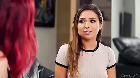 Karlie Montana et Melissa Moore baisent très excitées..