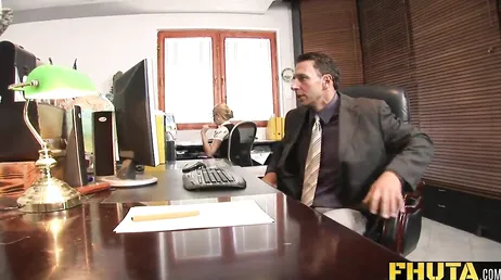El jefe la pilla mirando porno en la oficina y haciéndose un dedo