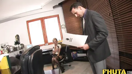 El jefe la pilla mirando porno en la oficina y haciéndose un dedo