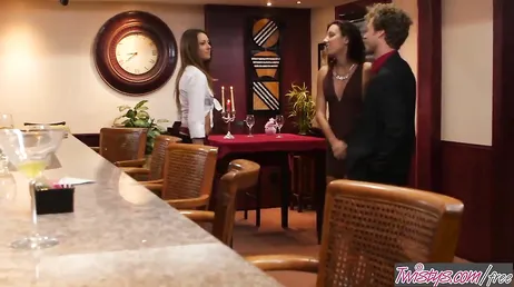 Sa copine va aux toilettes et la serveuse s'agenouille pour lui sucer la bite
