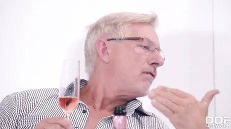 Dubbele penetratie van de secretaresse op een seksfeestje..
