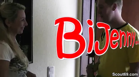 Han knullar denna milf på alla fyra så hennes bröst studsar!