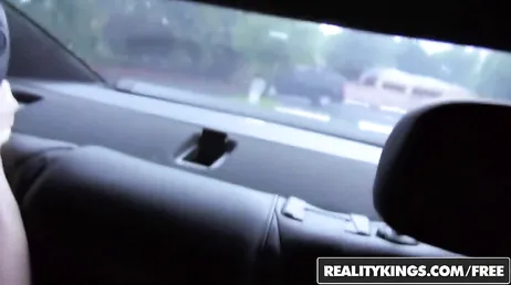 Ja, de auto is mooi, ja, laten we eens kijken hoe hij schakelt...