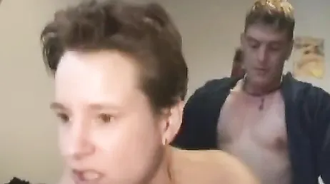 Elle adore baiser fort et se faire éjaculer sur le visage.