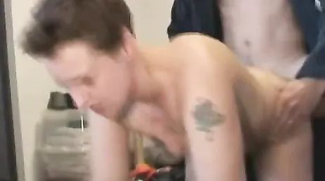 Elle adore baiser fort et se faire éjaculer sur le visage.