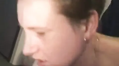 Elle adore baiser fort et se faire éjaculer sur le visage.