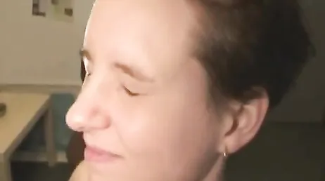 Elle adore baiser fort et se faire éjaculer sur le visage.