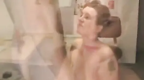Elle adore baiser fort et se faire éjaculer sur le visage.