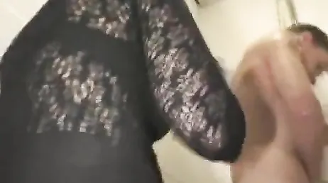 Elle adore baiser fort et se faire éjaculer sur le visage.