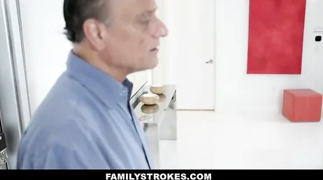Je laisse mon fils jouir dans mon cul, c'est pour ça que je l'ai si gros