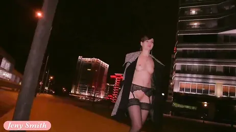 De geweldige Jeny Smith en haar gewoonte om naakt over straat te lopen