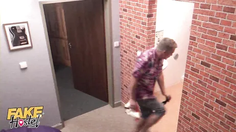 La farce d'Halloween avec ses amis latins se termine par un trio brutal