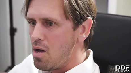 Die Sekretärin weiß, dass der Chef einen großen Schwanz hat und ihn lutschen will