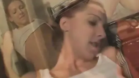 Droga, que vagabunda, como ela acaba engolindo todo o sêmen..