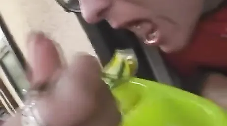 Droga, que vagabunda, como ela acaba engolindo todo o sêmen..