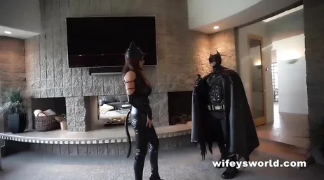Sa femme se déguise en Catwoman pour le sucer pour Halloween