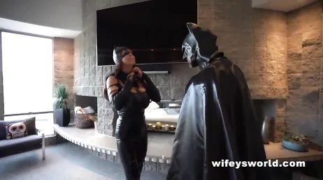 Sa femme se déguise en Catwoman pour le sucer pour Halloween