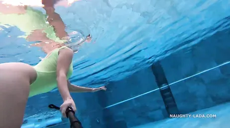 Marquage des mamelons et de la chatte cameltoe de manière exagérée en maillot de bain