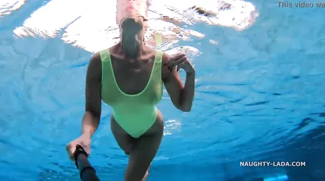 Marquage des mamelons et de la chatte cameltoe de manière exagérée en maillot de bain