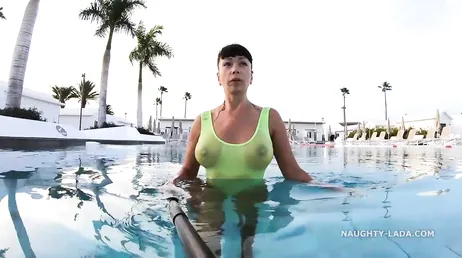 Marquage des mamelons et de la chatte cameltoe de manière exagérée en maillot de bain