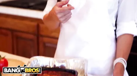 Vedo mamma che scopa in cucina con un uomo..., se è il mio ragazzo!!
