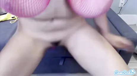 Gå med busty Ella Knox när hon onanerar på webbkamera