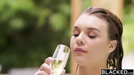 Tutto il cazzo dell'uomo nero le sta bene, questa donna è scandalosa...