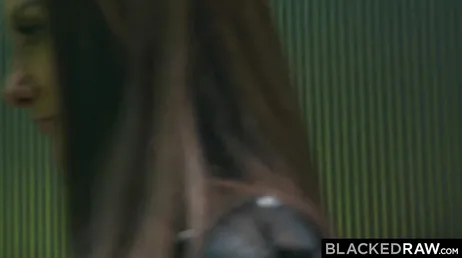 A peituda Ava Addams goza no pau negro, que pau!