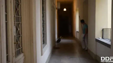Han har sex med två busty tjejer, han sperma på de där stora brösten!