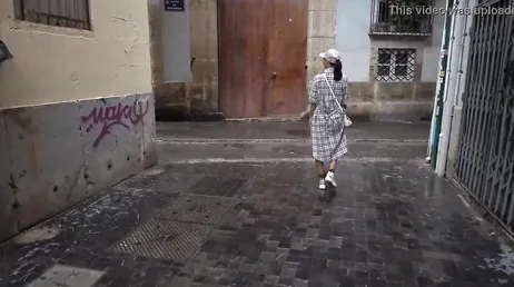 Au milieu de la rue, c'est ainsi que Naughty Lada reste nue