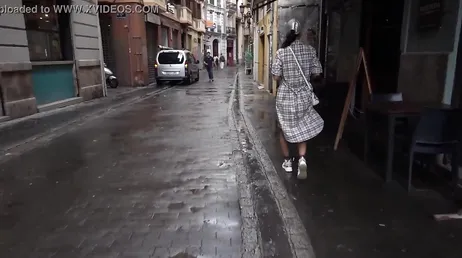 Au milieu de la rue, c'est ainsi que Naughty Lada reste nue