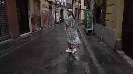Au milieu de la rue, c'est ainsi que Naughty Lada reste nue